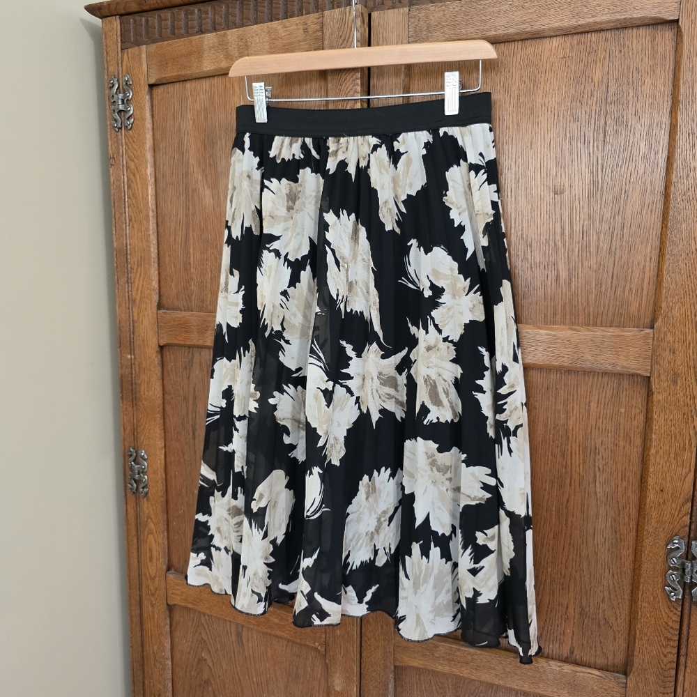 MADISON & MERCER | Black & Cream Pleated Midi Skirt - Medium - Picture 6 of 7